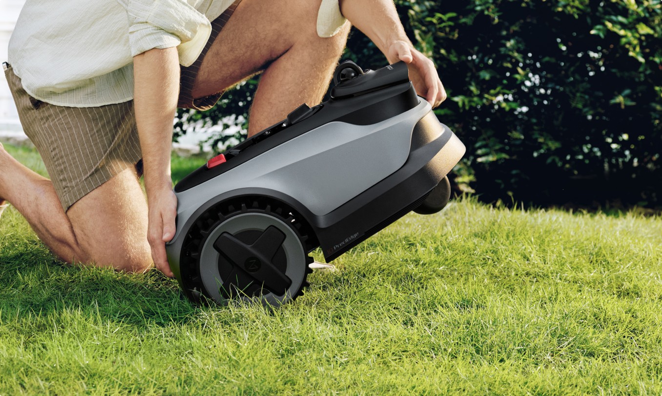 Anti-theft motion sensor activating alarm sound when robot mower is lifted